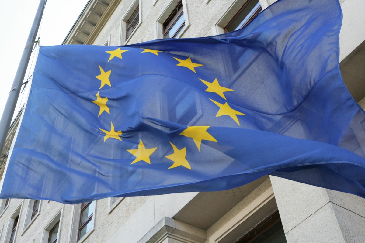 eu flag - Global & European Dynamics