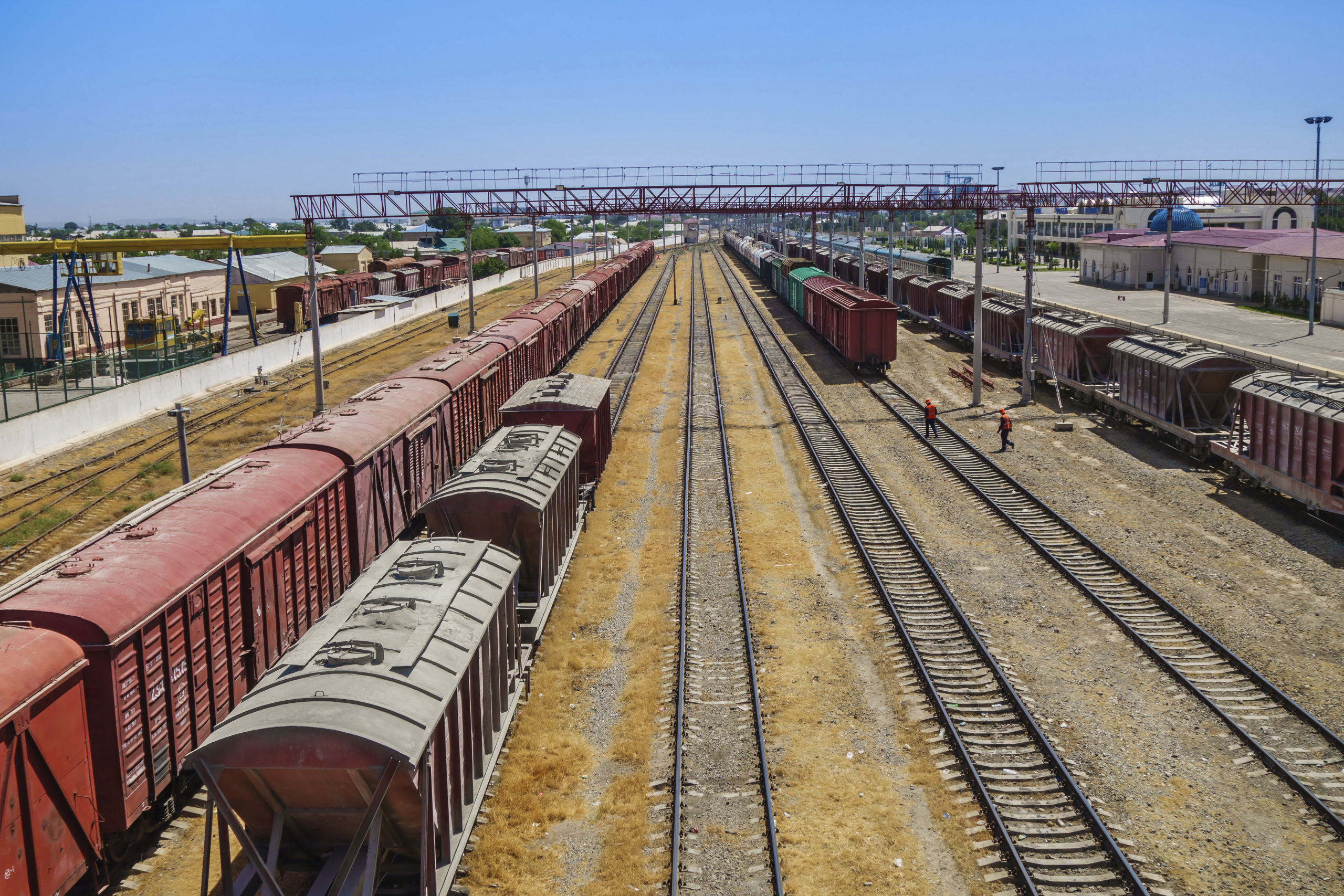 Panorama of railway tracks with trains. The station is visible on the right. Shot in Termez, Uzbekistan. Panorama der Gleise mit Z?gen. Der Bahnhof ist auf der rechten Seite zu sehen. Aufgenommen in Termez, Usbekistan.