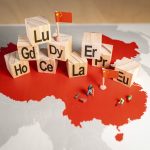 Rare earth elements over a map of China. China is the dominant global supplier of rare earths, 17 minerals that are indispensable to the manufacturing of smartphones, electric vehicles, military weapon systems, and countless other advanced technologies. Seltene Erden auf einer Karte von China. China ist der weltweit führende Lieferant von Seltenen Erden, 17 Mineralien, die für die Herstellung von Smartphones, Elektrofahrzeugen, militärischen Waffensystemen und unzähligen anderen fortschrittlichen Technologien unverzichtbar sind.